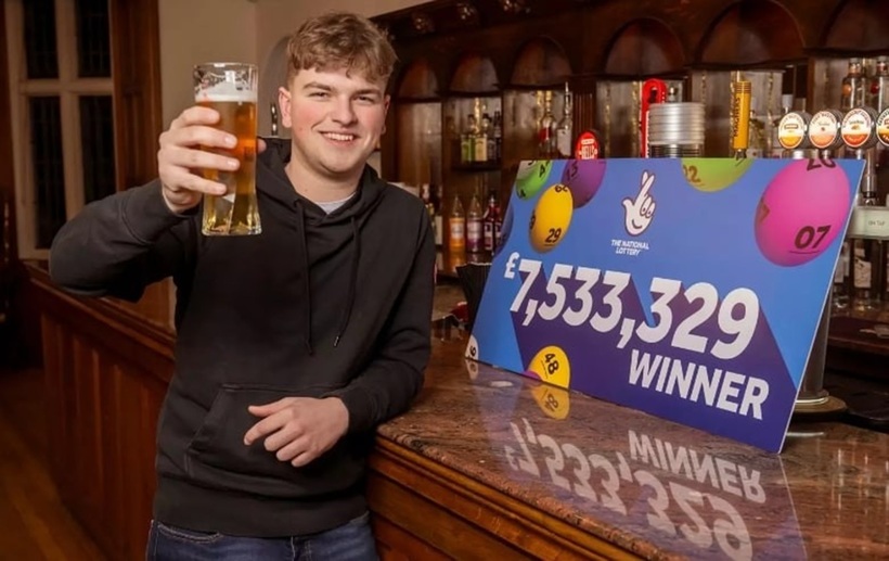 James Clarkson ăn mừng chiến thắng 7.533.329 Bảng Anh (hơn 232 tỷ đồng). Ảnh: Ladbible