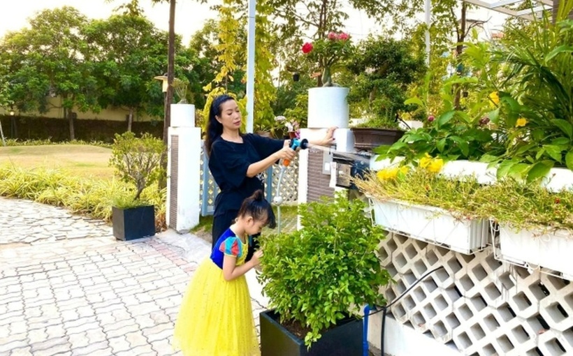 Biệt thự rộng 200m2, nằm trong khu dân cư yên tĩnh, có công viên nội bộ bên cạnh nên không gian rất trong lành.