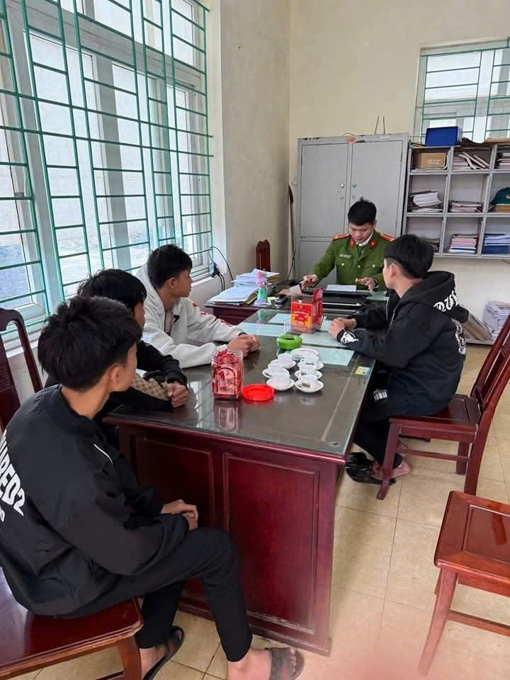 Nhóm thiếu niên tại cơ quan chức năng. Ảnh: Công an tỉnh