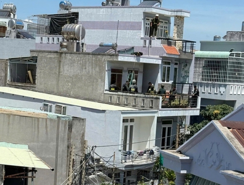 Lực lượng chức năng bao vây, vận động, thuyết phục Dương Hữu Trí đang cố thủ trong nhà ra trình diện. Ảnh: VietNamNet