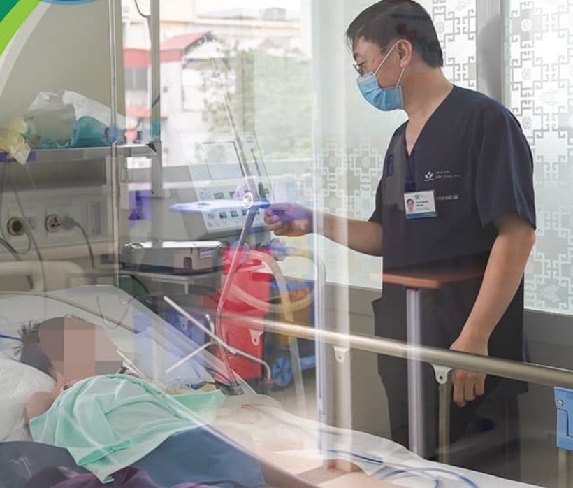 Bé trai được điều trị tại bệnh viện địa phương, tuy nhiên, tình trạng bệnh tiến triển xấu. Ảnh: BVCC