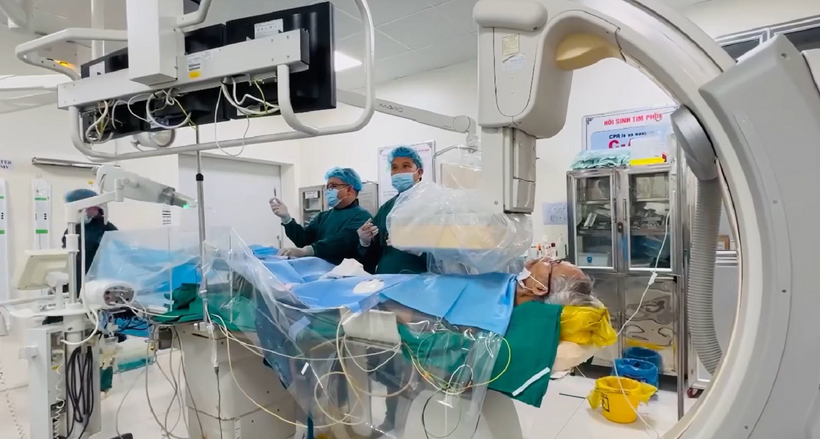 Các bác sĩ tập trung thực hiện ca phẫu thuật cho bệnh nhân. Ảnh cắt từ clip