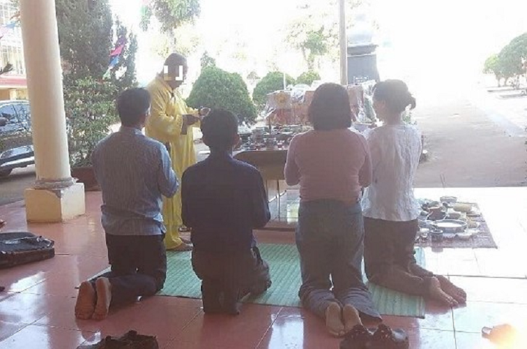 Trường THPT T.C. (huyện Ea H'leo, tỉnh Đắk Lắk) tổ chức cúng trong khuôn viên trường. Ảnh: Lao Động