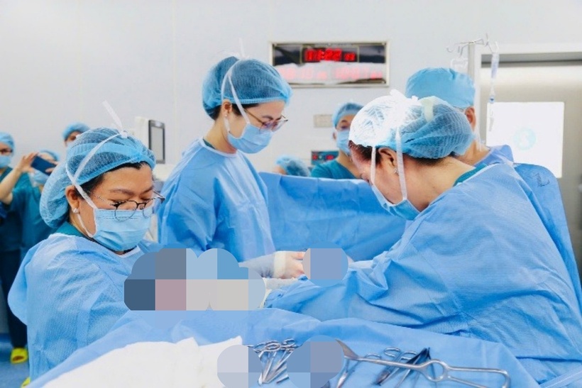 Đội ngũ y bác sĩ Bệnh viện Từ Dũ TP.HCM và Bệnh viện Nhi đồng 2 TP.HCM cứu sống em bé bị suy tim bào thai nặng trong bệnh lý tự miễn lupus ban đỏ. Ảnh: Pháp luật TP.HCM.