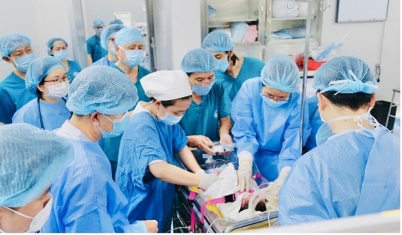 Sau can thiệp, em bé được theo dõi chặt chẽ trước khi chuyển về Bệnh viện Nhi đồng 1. Ảnh: Vnexpress.