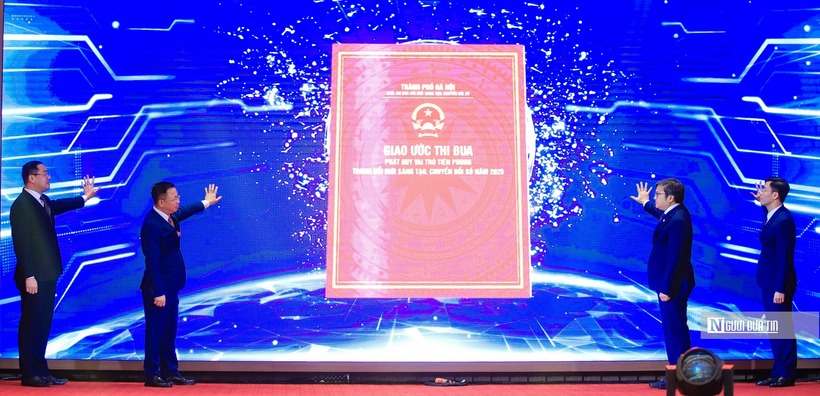 Văn phòng Thành ủy, Văn phòng Đoàn đại biểu Quốc hội và HĐND Thành phố, Văn phòng UBND Thành phố và Trung tâm Phục vụ hành chính công ký giao ước thi đua.