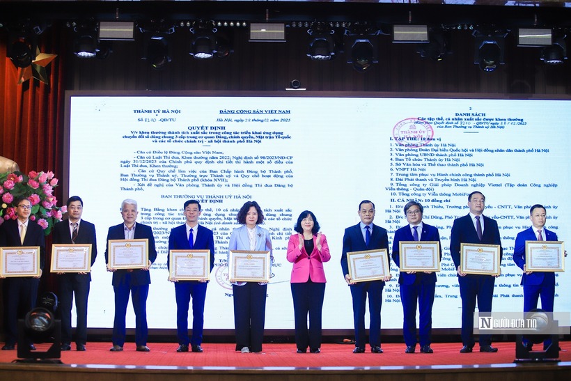 Bí thư Thành ủy Bùi Thị Minh Hoài trao Bằng khen của Ban Thường vụ Thành ủy cho 10 tập thể có thành tích xuất sắc trong công tác triển khai ứng dụng chuyển đổi số dùng chung 3 cấp.