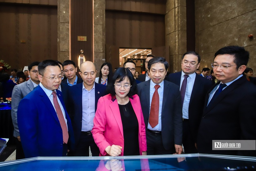 Bí thư Thành ủy Hà Nội Bùi Thị Minh Hoài cùng các đại biểu trải nghiệm phần mềm dùng chung 3 cấp tại hội nghị.