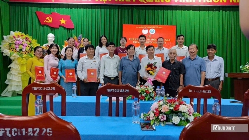 Luật gia Đoàn Quốc Cường và lãnh đạo tặng hoa chúc mừng.
