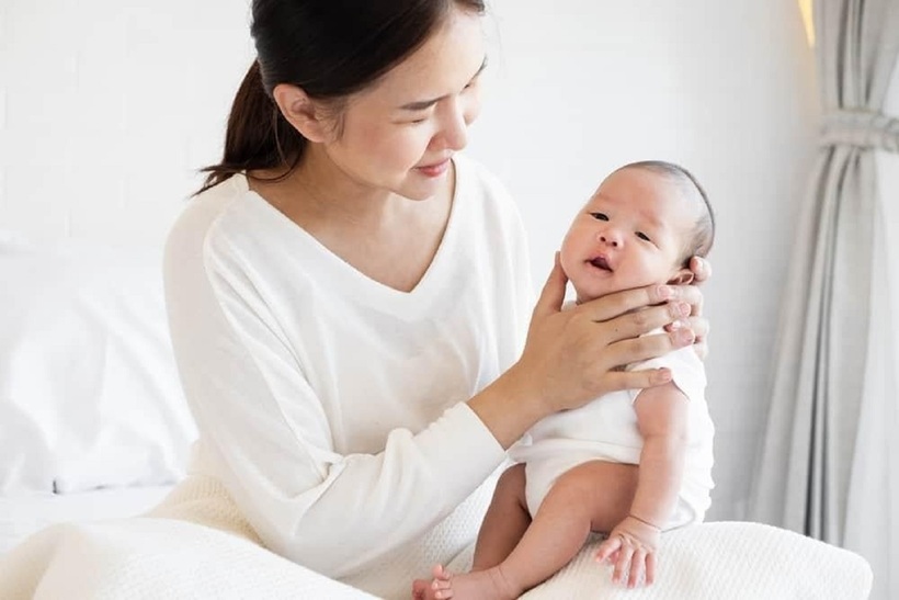 Có nhiều mẹo giúp bé hết nấc hiệu quả. Ảnh minh họa