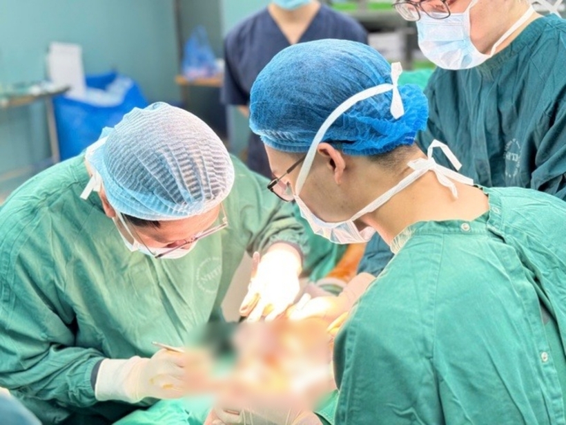 Các bác sĩ tiến hành phẫu thuật cho người bệnh. Ảnh: Sức Khỏe & Đời Sống