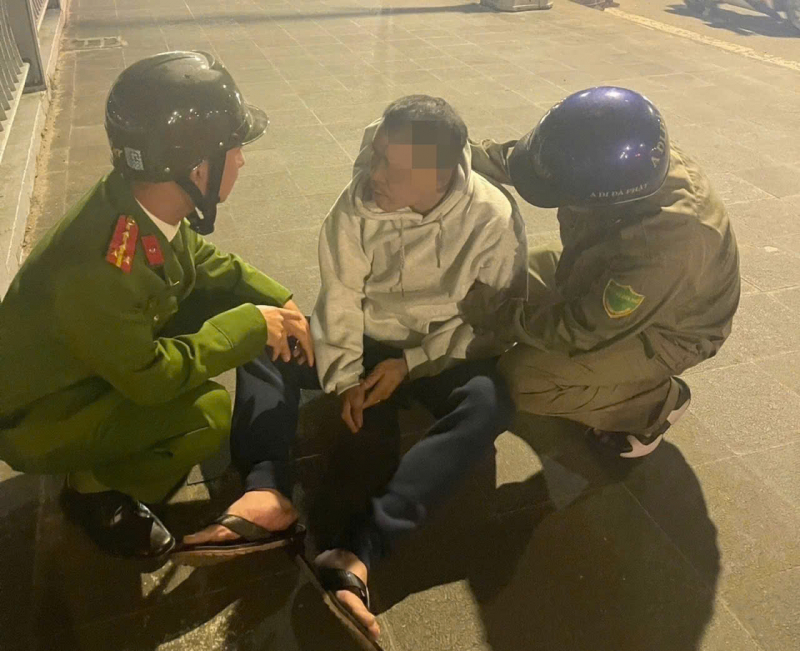 Lực lượng chức năng động viên, khuyên nhủ nam thanh niên quay trở về với gia đình. Ảnh: Công an nhân dân