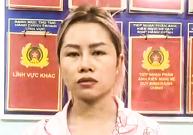Nguyễn Thị Thu Huyền (chủ quán bar Redlight) tại cơ quan công an. (Ảnh: Cơ quan công an)
