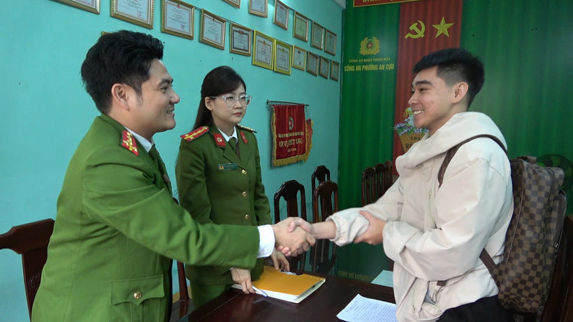 Anh Nguyễn Văn Hùng làm việc với công an để trả lại số tiền do có người chuyển nhầm vào tài khoản của mình. (Ảnh: Người lao động)