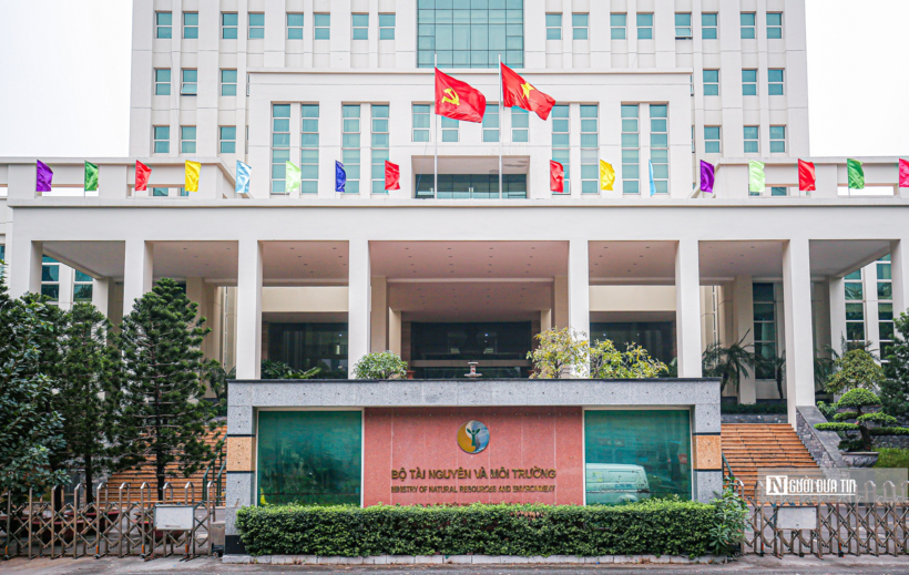 Bộ Nông nghiệp và Môi trường được thành lập trên cơ sở hợp nhất Bộ Nông nghiệp và Phát triển nông thôn với Bộ Tài nguyên và Môi trường. Đồng thời, Bộ tiếp nhận thêm nhiệm vụ giảm nghèo từ Bộ Lao động, Thương binh và Xã hội.