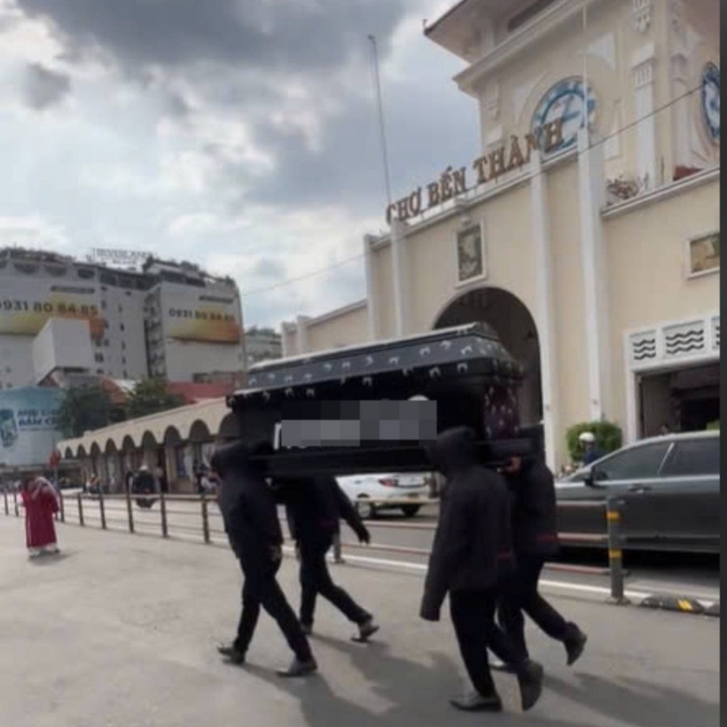 Hình ảnh 4 người trùm đầu khiêng "quan tài" diễu phố. Ảnh: Vietnamnet