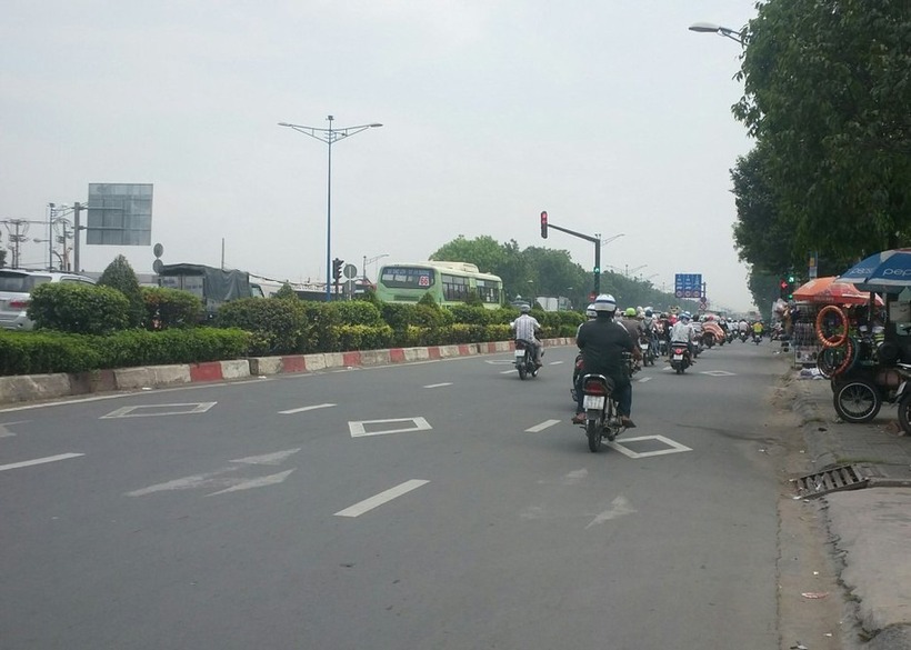 Vạch 7.6 sử dụng để báo hiệu sắp đến chỗ có bố trí vạch đi bộ qua đường; đặc biệt đối với các chỗ bố trí vạch đi bộ qua đường ở giữa đoạn đường nối hai nút để cảnh báo người lái xe phải nhường đường cho người đi bộ qua đường.