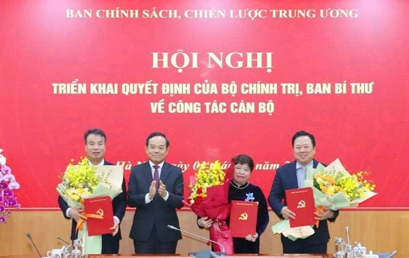 Trưởng Ban Chính sách, chiến lược Trung ương Trần Lưu Quang trao quyết định cho 3 cán bộ