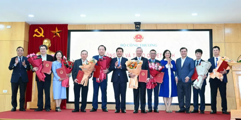 Vụ trưởng Vụ Tổ chức cán bộ đã công bố quyết định bổ nhiệm công chức lãnh đạo. (Ảnh: congthuong)