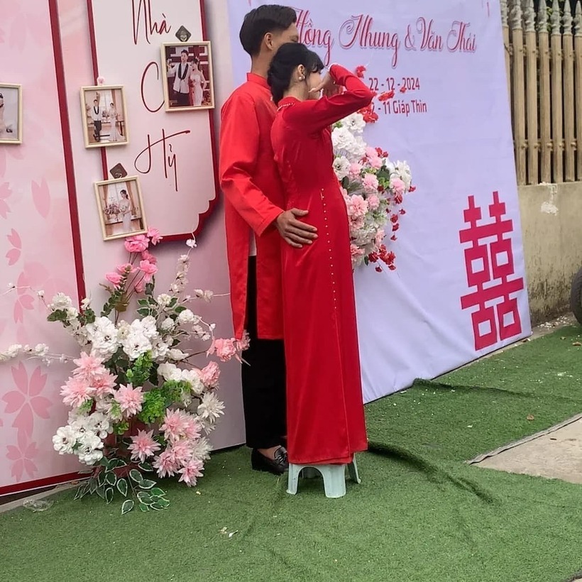 Ngày cưới vì chênh lệch chiều cao, Nhung phải đi đôi giày cao gót 9cm, những lúc chụp ảnh, cô phải đứng lên ghế nhựa để không bị thấp quá so với chồng. Ảnh: Báo Dân trí.