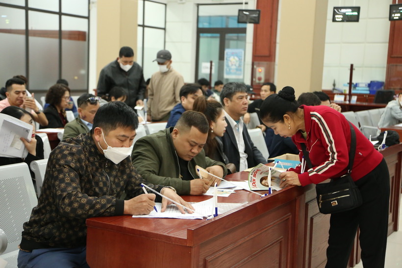 Người dân Hà Nội có thể đến Công an xã thuộc huyện, thị xã hoặc Công an phường thuộc các quận để thực hiện đăng ký, cấp biển số xe. Ảnh minh hoạ