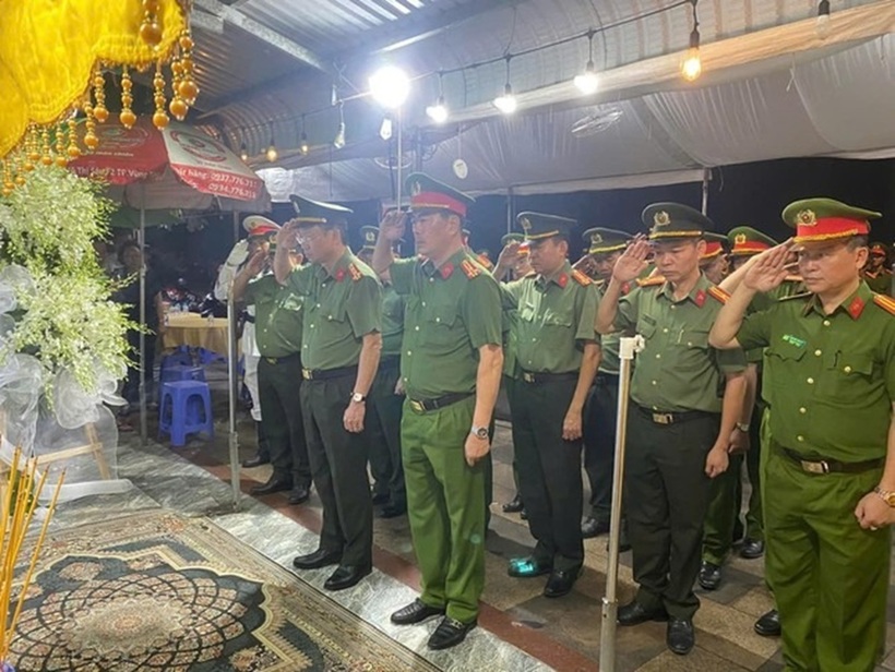 Đoàn Công an tỉnh Bà Rịa - Vũng Tàu viếng hạ sĩ Nguyễn Ngọc Minh Nhật. Ảnh: Công an tỉnh Bà Rịa- Vũng Tàu