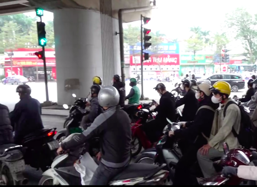 Nhiều phương tiện, chủ yếu là xe máy không di chuyển, dừng đỗ khi có tín hiệu đèn xanh trên đường Nghiêm Xuân Yêm từ hướng Cầu Dậu đi nút giao Giải Phóng - Ngọc Hồi