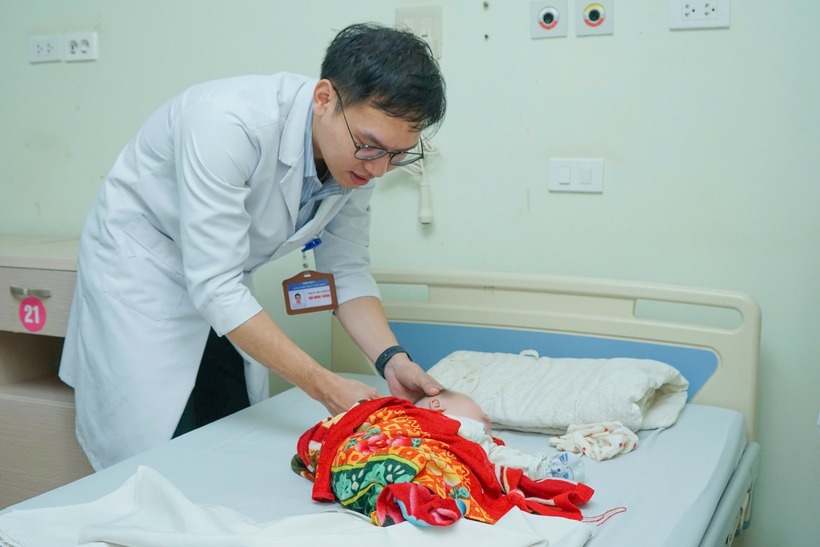 Bé sơ sinh được bác sĩ chăm sóc. Ảnh: BVCC