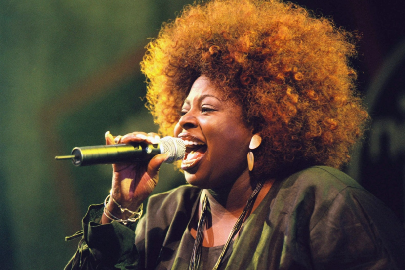 Angie Stone qua đời trong vụ tai nạn ô tô.