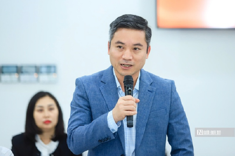 Các đại biểu trao đổi tại buổi làm việc.