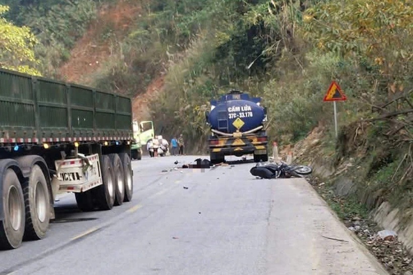 Hiện trường vụ va vào xe bồn chở xăng trên quốc lộ, 2 nam thanh niên tử vong thương tâm. Ảnh: Dân trí