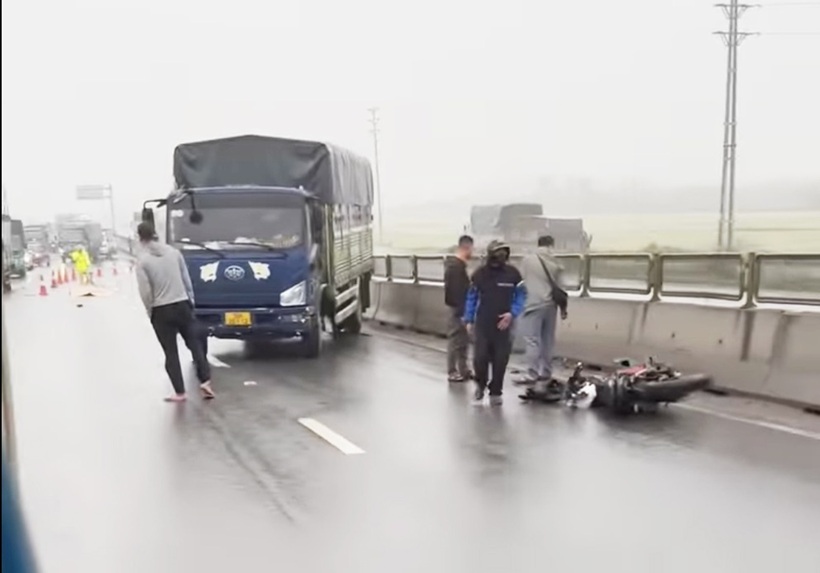 Hiện trường vụ tai nạn trên tuyến đường Hưng Yên - Thái Bình khiến nam thanh niên đi xe máy tử vong. Ảnh: Báo Giao thông