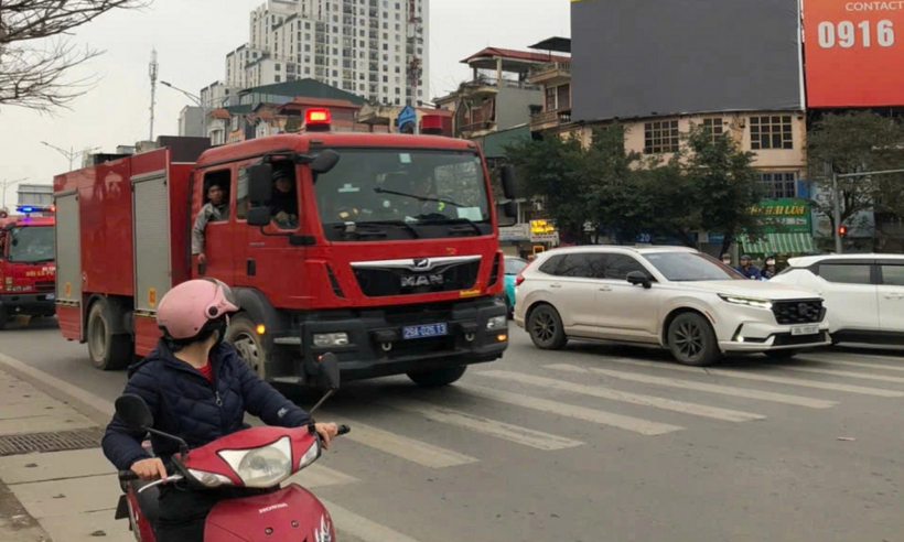 Lực lượng chức năng điều xe chữa cháy tới hiện trường dập lửa ngay sau khi nhận được tin báo.