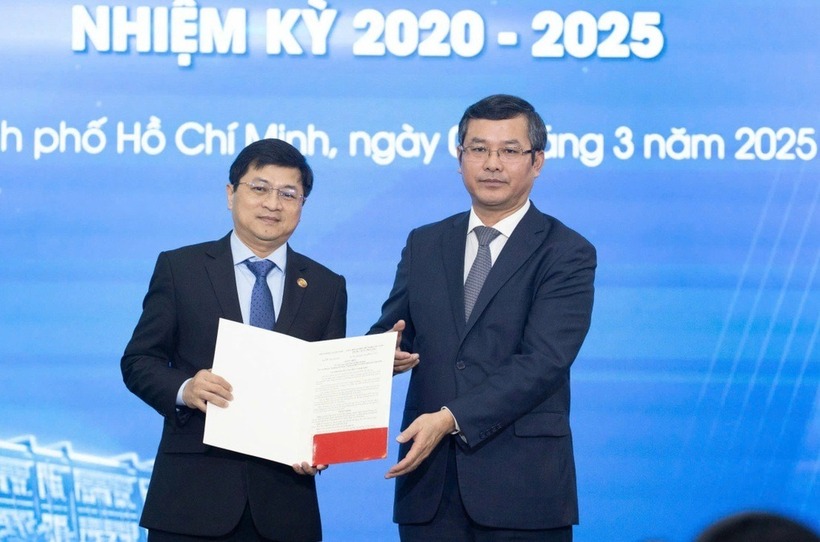 Thứ trưởng Bộ GD&ĐT Nguyễn Văn Phúc trao quyết định công nhận hiệu trưởng cho PGS.TS Lê Hiếu Giang. Ảnh: Dân trí