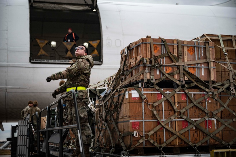 EU hoãn khoản viện trợ quân sự trị giá 20 tỷ euro cho Ukraine. Ảnh: Reuters