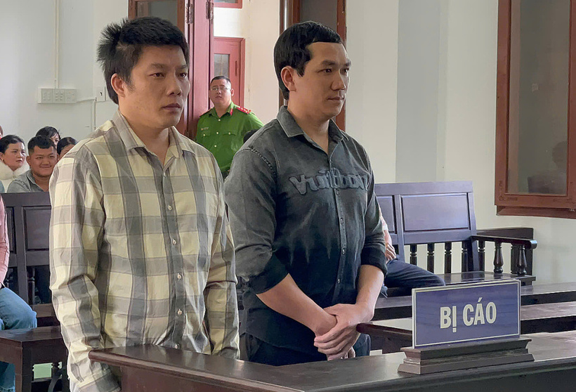 Trần Văn Thông (bên phải) và Lê Ngọc Dũng tại phiên tòa hôm nay. (Ảnh: VnExpress)