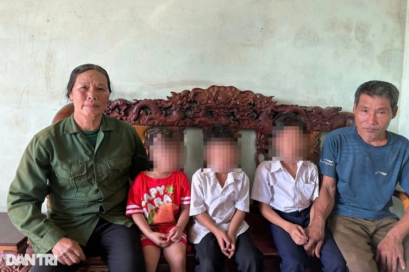 3 đứa trẻ được đưa về nhà với ông bà. Ảnh: Dân trí