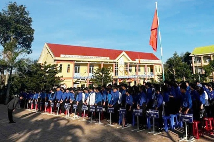 Hiệu trưởng Trường THPT T.C. cúi đầu xin lỗi toàn thể học sinh, giáo viên vào sáng 3/3 sau sự việc "cúng giải hạn" trong trường học. Ảnh: VnExpress