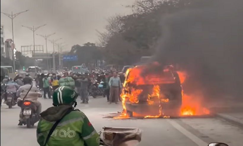 Vụ cháy xảy ra vào thời điểm giờ tan tầm, lưu lượng giao thông qua lại khá lớn gây ùn tắc giao thông.