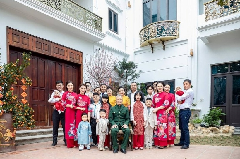Hồi Tết Nhâm Dần 2022, Hòa Minzy thu hút sự chú ý khi hé lộ một góc căn biệt thự bề thế xây tặng bố mẹ tại quê nhà Bắc Ninh. Theo chia sẻ của chị ruột Hòa Minzy, nữ ca sĩ đã tài trợ toàn bộ kinh phí để xây dựng cơ ngơi dưỡng già này cho bố mẹ.