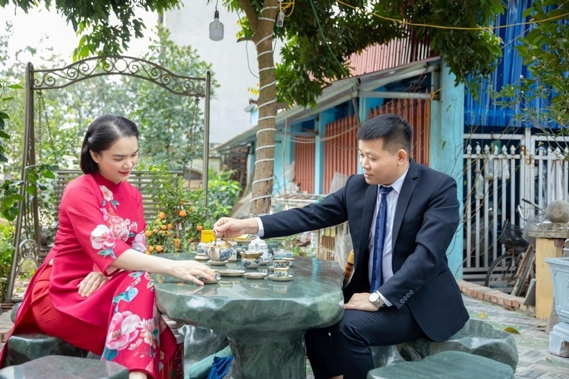 Trong khuôn viên căn biệt thự này còn đặt xích đu và bộ bàn trà bằng đá để ngồi thư giãn ngoài trời.