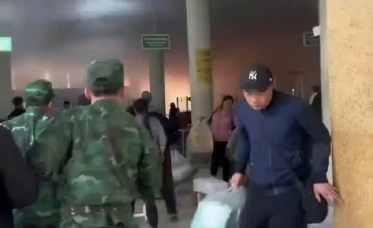 Ngọn lửa kèm khói bốc lên từ khu vực làm thủ tục xuất, nhập cảnh. Ảnh: Tiền Phong