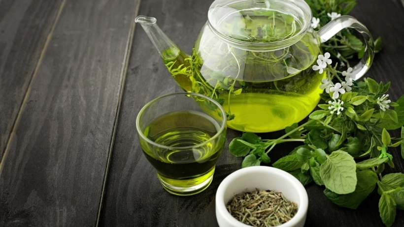 Uống 2 đến 3 tách trà xanh mỗi ngày có thể thúc đẩy quá trình chuyển hóa chất béo, làm giảm tình trạng viêm trong gan, do đó hỗ trợ điều trị bệnh gan nhiễm mỡ. Ảnh minh họa.
