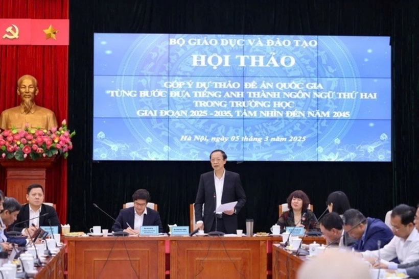 Việc đưa tiếng Anh trở thành ngôn ngữ thứ hai giúp học sinh hội nhập với thế giới.