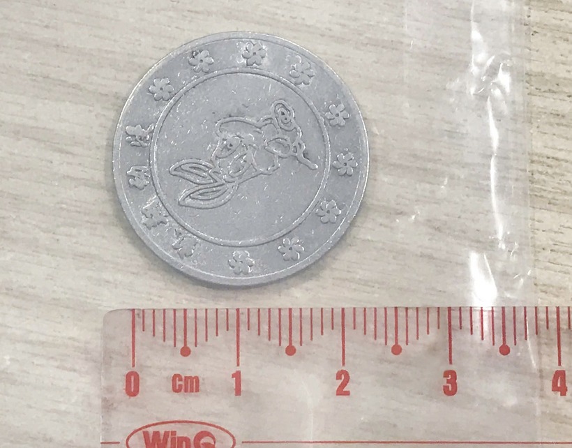 Đồng xu kim loại có đường kính khoảng 2,5cm bị mắc kẹt ở thực quản bé trai. Ảnh: Báo Giao thông.