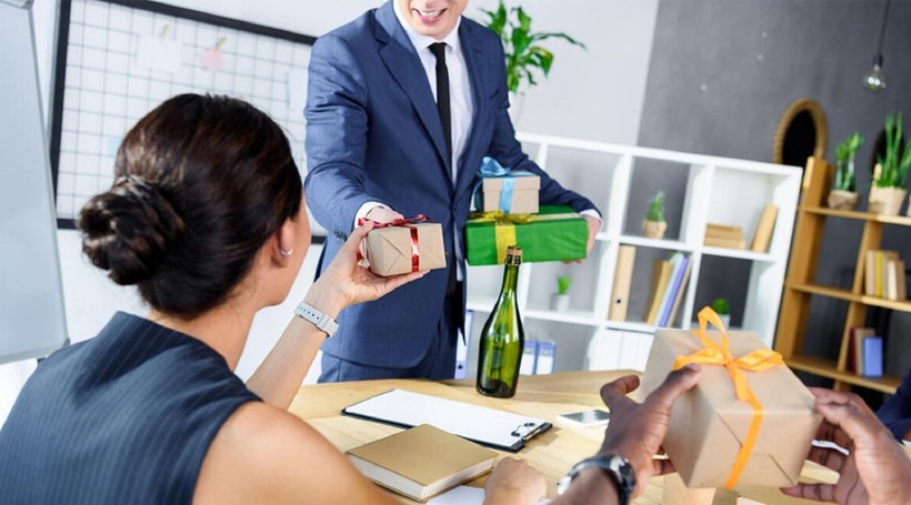 Đừng quên viết một tấm thiệp nhỏ với những lời chúc chân thành, ý nghĩa để món quà thêm phần trọn vẹn.