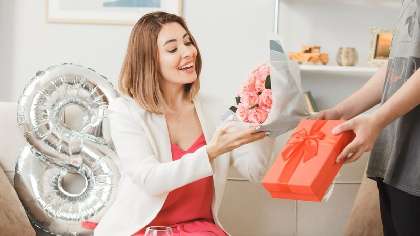 Hãy quan sát, lắng nghe để biết sếp, đồng nghiệp nữ của bạn thích gì, cần gì để chọn được món quà phù hợp nhất.