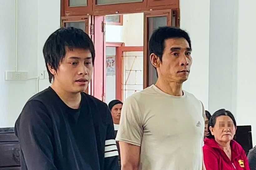 Bị cáo Huỳnh Tấn Thành (áo đen) và bị cáo Huỳnh Tấn Trang (cha bị cáo Thành) tại toà. Ảnh: Dân Trí.