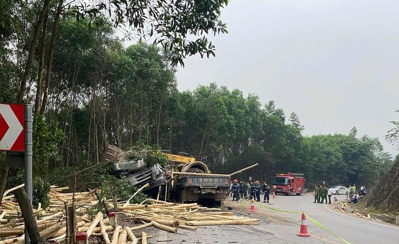 Hiện trường vụ 2 xe tải đấu đầu trên quốc lộ 12C, 2 người tử vong tại chỗ. Ảnh: VietNamNet