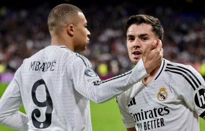 Trong khi Mbappe im tiếng, hai đồng đội Rodrygo và Brahim Diaz lần lượt ghi hai bàn đẹp mắt giúp Real thắng 2-1. Ảnh: RMC.